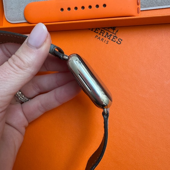 Hermès Series 7 Apple Watch, GPS & Cellular, 41mm Size w/ Original Hermès Bands - Picture 8 of 15